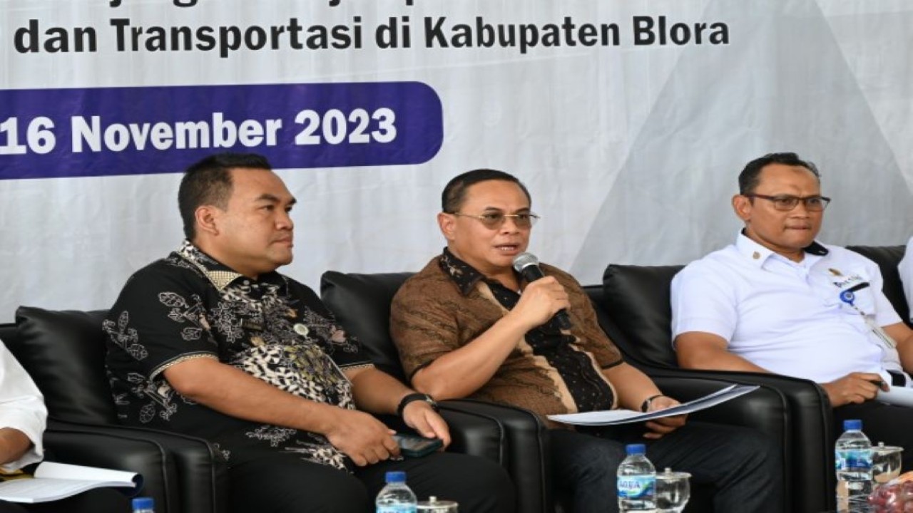 Anggota Komisi V DPR RI Sudewo saat melakukan peninjauan di Blora, Jawa Tengah, Kamis (16/11/2023). Foto : Galuh/Man