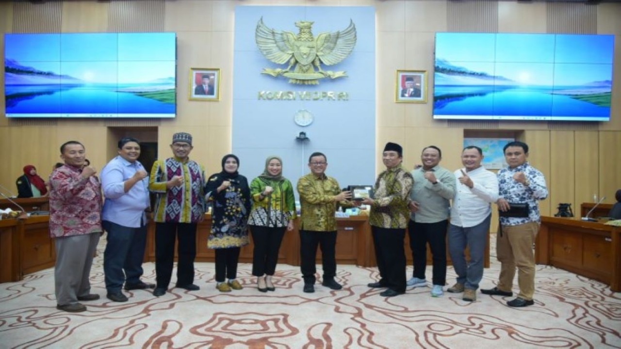Ketua Komisi VII Sugeng Suparwoto saat bertukar cenderamata usai menerima Komisi III DPRD Kabupaten Tuban, Jawa Timur di Senayan, Jakarta, Kamis (2/11/2023). (Oji/nr)