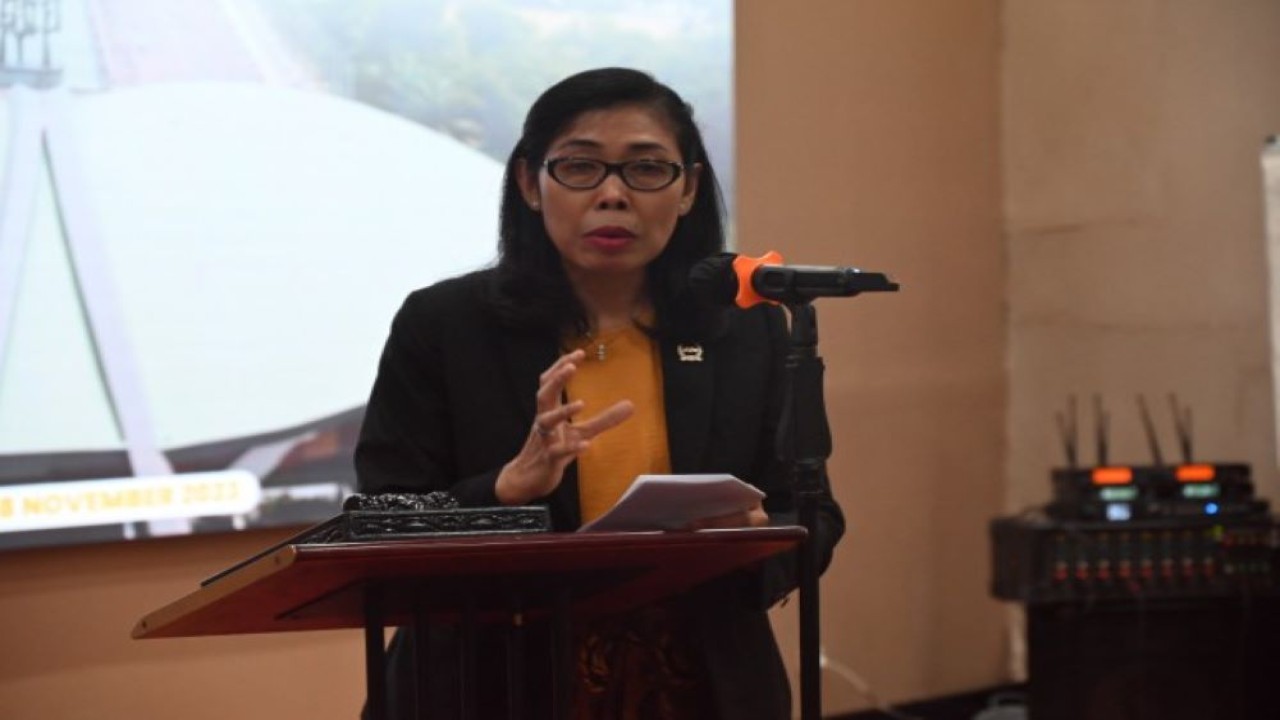 Deputi Bidang Persidangan Setjen DPR RI Suprihartini saat mengikuti rapat koordinasi pelayanan informasi public antara PPID dengan PPID Pelaksana, di Bogor, Jawa Barat, Kamis (16/11/2023). Foto: Wilga/nr