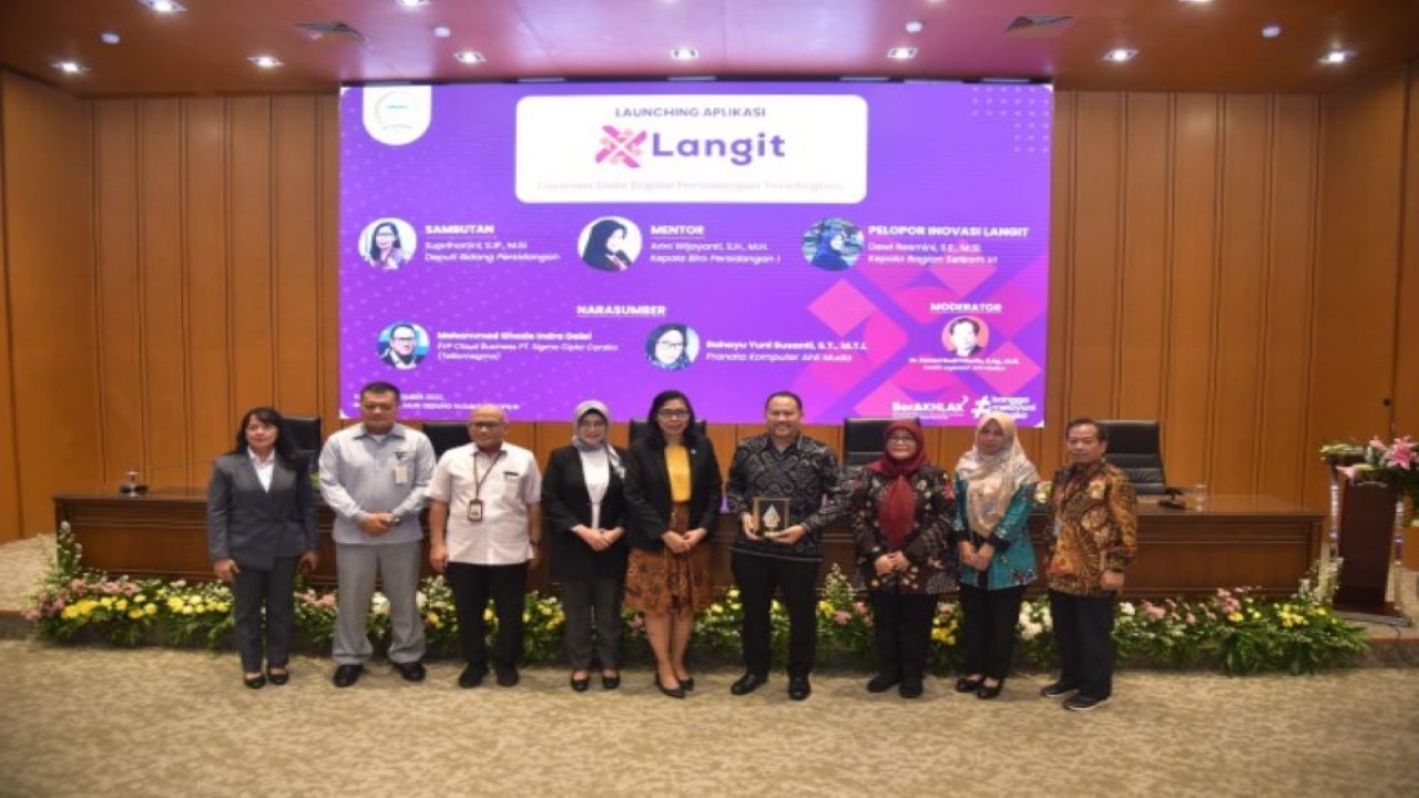 Deputi Persidangan Setjen DPR RI Suprihartini saat foto bersama usai peluncuran Super App LANGIT di ruang Abdul Muis, DPR RI, Senayan Jakarta, Kamis (16/11/2023). Foto: Munchen/nr