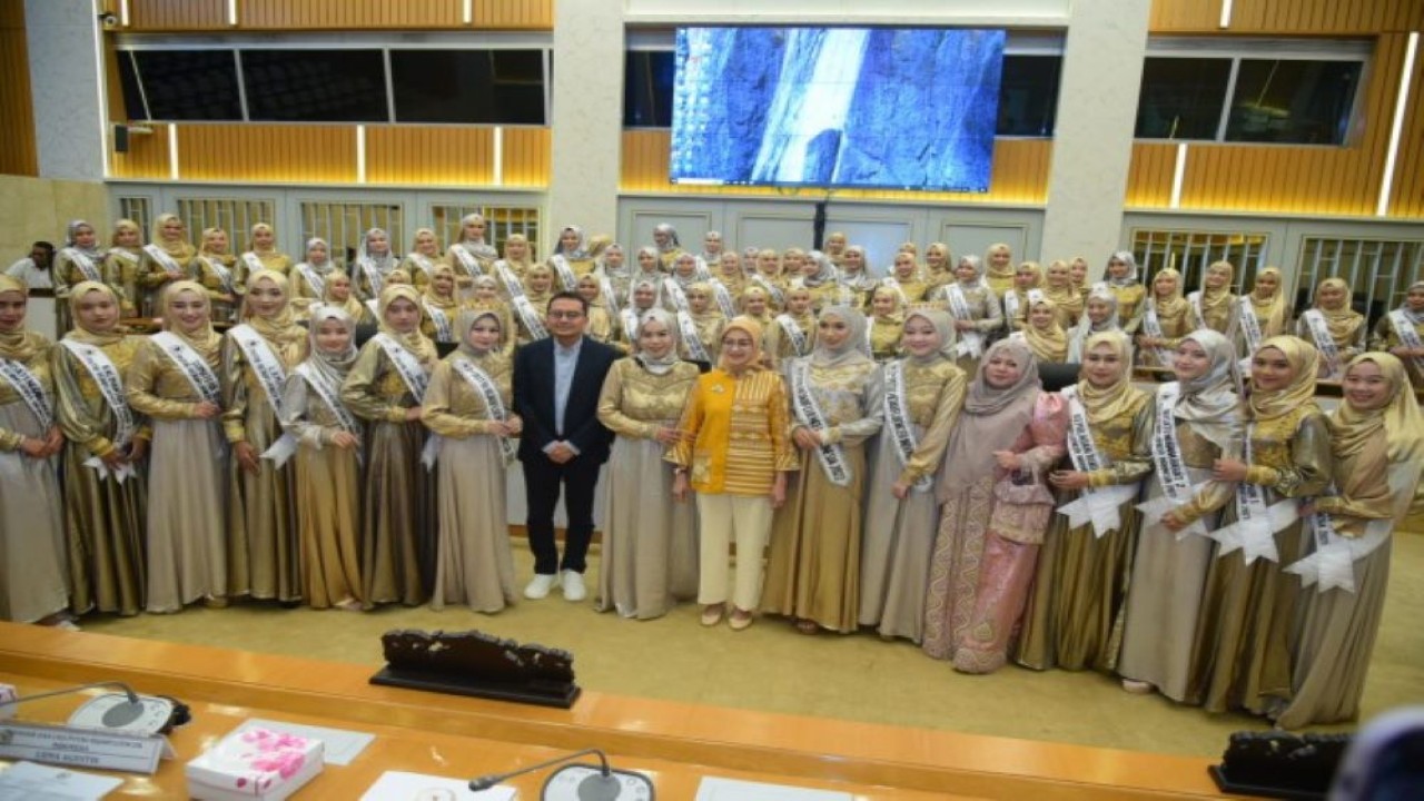 Ketua Komsi X DPR RI Syaiful Huda dalam foto bersama usai RDPU dengan CEO Putri Hijabfluencer Indonesiadi di Gedung Parlemen, Jakarta, Selasa (28/11/2023). Foto: Oji/nr