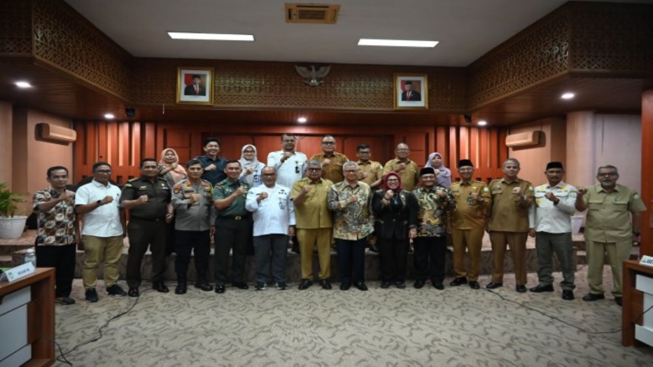 Wakil Ketua Komisi II Syamsurizal dalam foto bersama usai memimpin Kunjungan Kerja Spesifik (kunsfik) ke Provinsi Aceh, Senin (27/11/2023). Foto: Galuh/nr