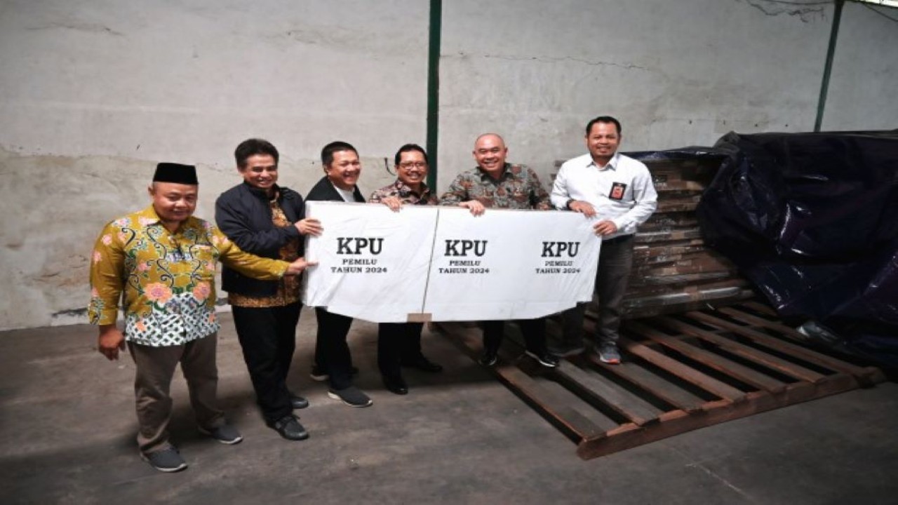 Anggota Komisi II DPR RI Teddy Setiadi saat memastikan alat dan bahan sudah siap digunakan untuk pemilu 2024 dalam rangka kunjungan kerja spesifik Komisi II DPR RI ke Sidoarjo, Jawa Timur (27/11/2023). Foto: Prima/nr