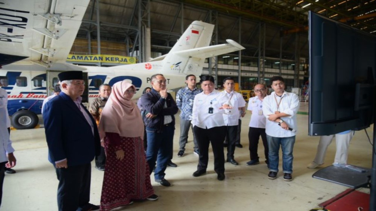 Ketua BAKN DPR RI Wahyu Sanjaya saat memimpin kunjungan kerja spesifik BAKN DPR RI meninjau fasilitas dan infrastruktur PTDI, yaitu ke Hanggar Final Assembly Line dan Hanggar N219. di Bandung, Jawa Barat, Senin (27/11/2023). Foto: Andri/nr