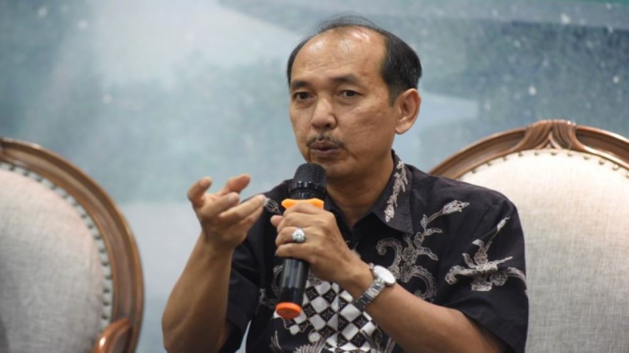 Anggota Komisi II DPR RI Yanuar Prihatin saat menjadi narasumber diskusi bertajuk "Bersama Mencegah Hoaks dan Kampanye Hitam Jelang Pilpres 2024" di Gedung DPR RI, Senayan, Jakarta, Kamis (2/11/2023). (Arief/nr)