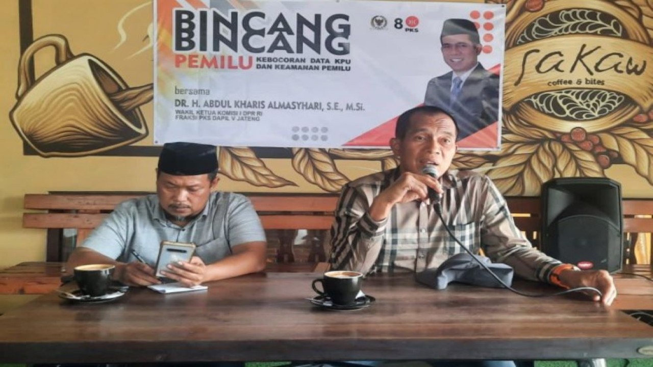 Wakil Ketua Komisi I DPR RI Abdul Abdul Kharis Almasyhari dalam Bincang-Bincang Pemilu dengan tema Kebocoran Data KPU dan Keamanan Pemilu 2024 di Sakaw Coffee Jalan Adisucipto Solo, Jawa Tengah, Rabu (20/12/2023). Foto : Ist/Man