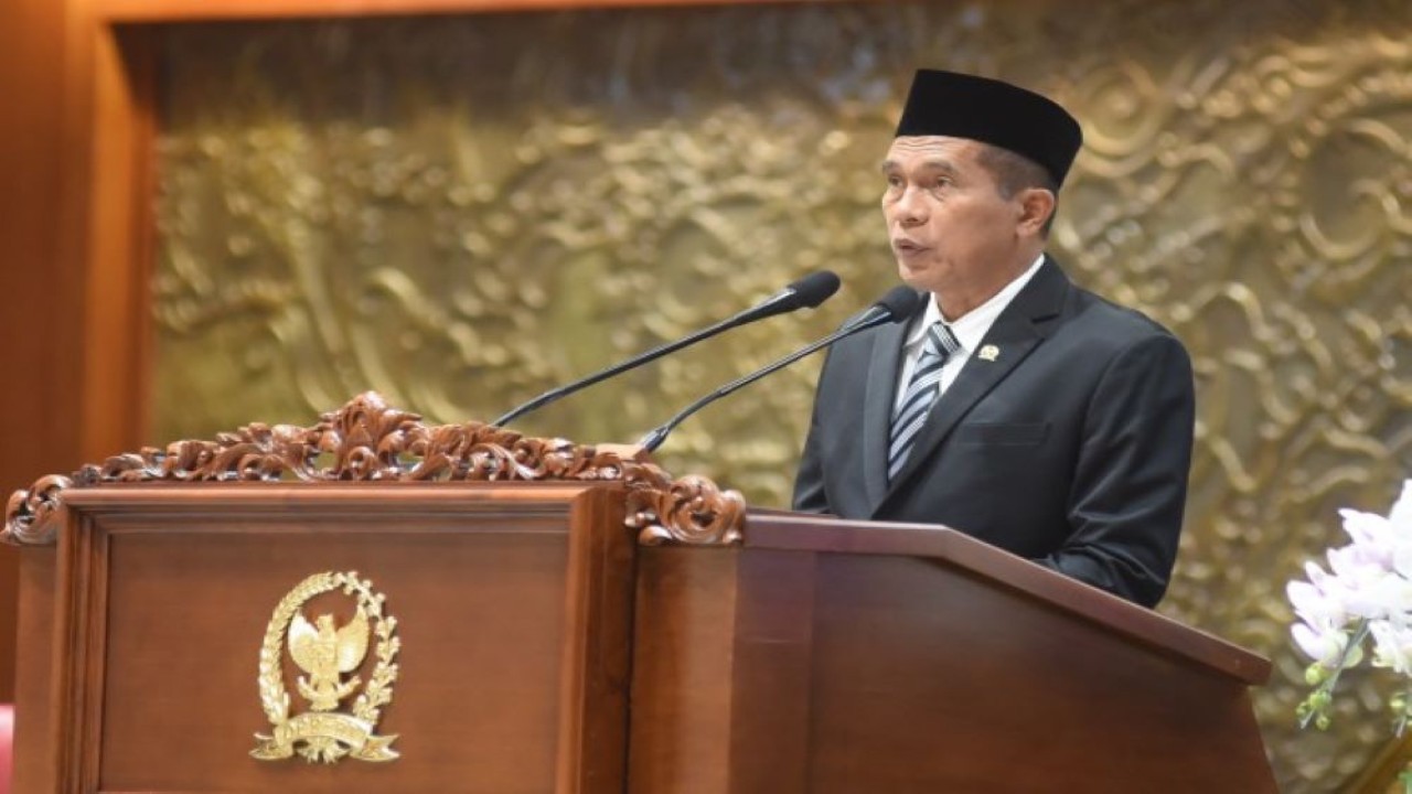 Wakil Ketua Komisi I DPR RI Abdul Kharis Almasyahari saat menyampaikan laporan hasil pembahasan revisi UU ITE dalam Rapat Paripurna DPR RI, Selasa (5/12/2023). Foto: Dep/nr