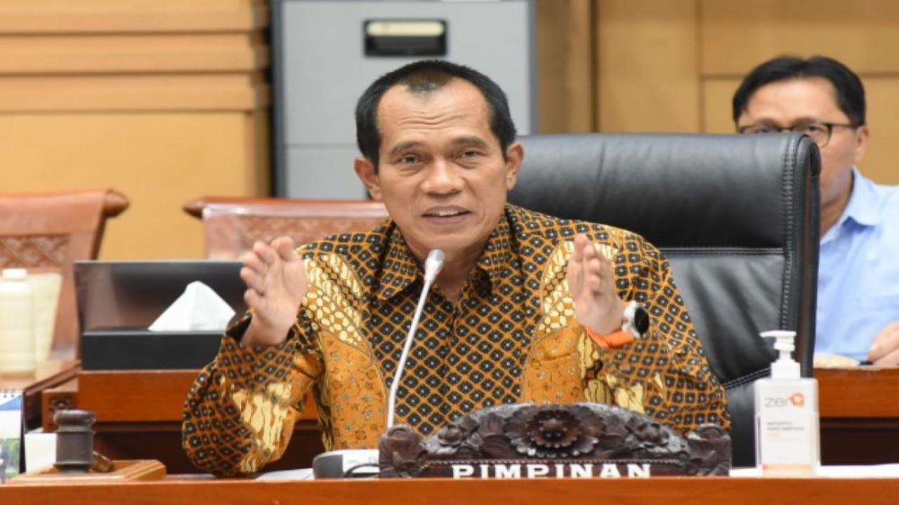 Wakil Ketua Komisi I DPR RI Abdul Kharis Almasyhari saat membacakan kesimpulan Rapat Dengar Pendapat (RDP) di Gedung Nusantara II, DPR RI, Senayan, Jakarta, Rabu (29/11/2023). Foto : Arief/Man