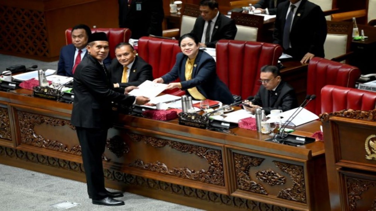 Wakil Ketua Komisi I DPR RI Abdul Kharis Almasyhari saat menyerahkan laporan kepada Ketua DPR RI Puan Maharani dalam Rapat Paripurna Masa Persidangan II Tahun Sidang 2023-2024 di Gedung Nusantara, Senayan, Jakarta, Selasa (5/12/2023). Foto: Mentari/nr