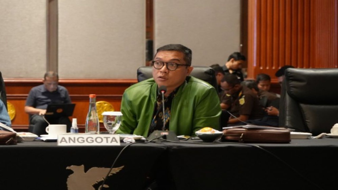 Anggota Komisi III DPR RI Achmad Baidowi saat mengikuti pertemuan Kunker di Surabaya, Jawa Timur, Senin (11/12/2023). Foto: Ridwan/nr