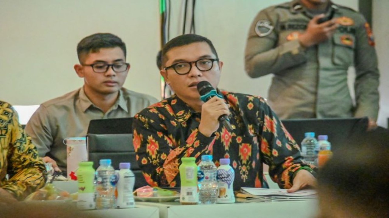 Anggota Komisi III DPR RI Achmad Baidowi di sela-sela Kunjungan Kerja Reses Komisi III ke Surabaya, Jawa Timur, Senin (11/12/2023). Foto : Rdn/Man