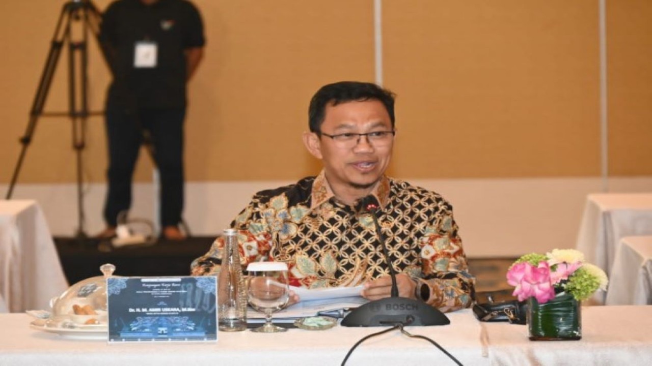 Wakil Ketua Komisi XI DPR RI Amir Uskara saat memimpin pertemuan dengan otoritas BI dan para direksi HIMBARA di Denpasar, Bali, Rabu (6/12/2023). Foto: Husen/nr