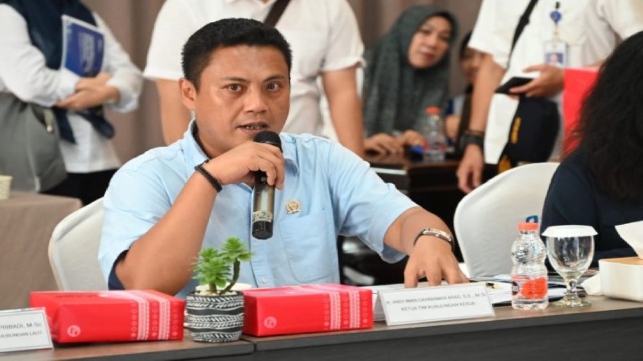 Wakil Ketua Komisi V DPR RI Andi Iwan Darmawan Aras saat memimpin Kunjungan Kerja Komisi V di Makassar, Sulawesi Selatan, Rabu, (6/12/2023). Foto: Wilga/nr