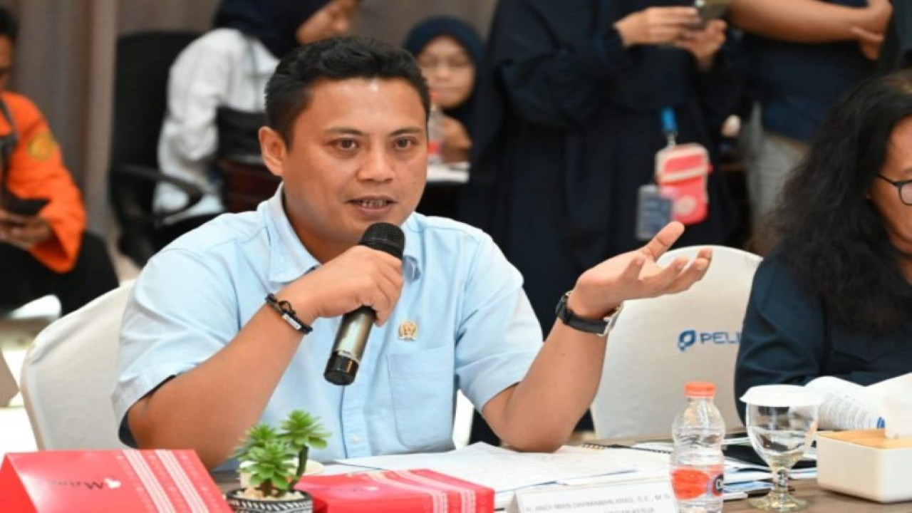 Wakil Ketua Komisi V DPR RI Andi Iwan Darmawan Aras saat memimpin pertemuan Kunjungan Kerja Komisi V di Makassar, Sulawesi Selatan, Rabu, (6/12/2023). Foto: Wilga/nr