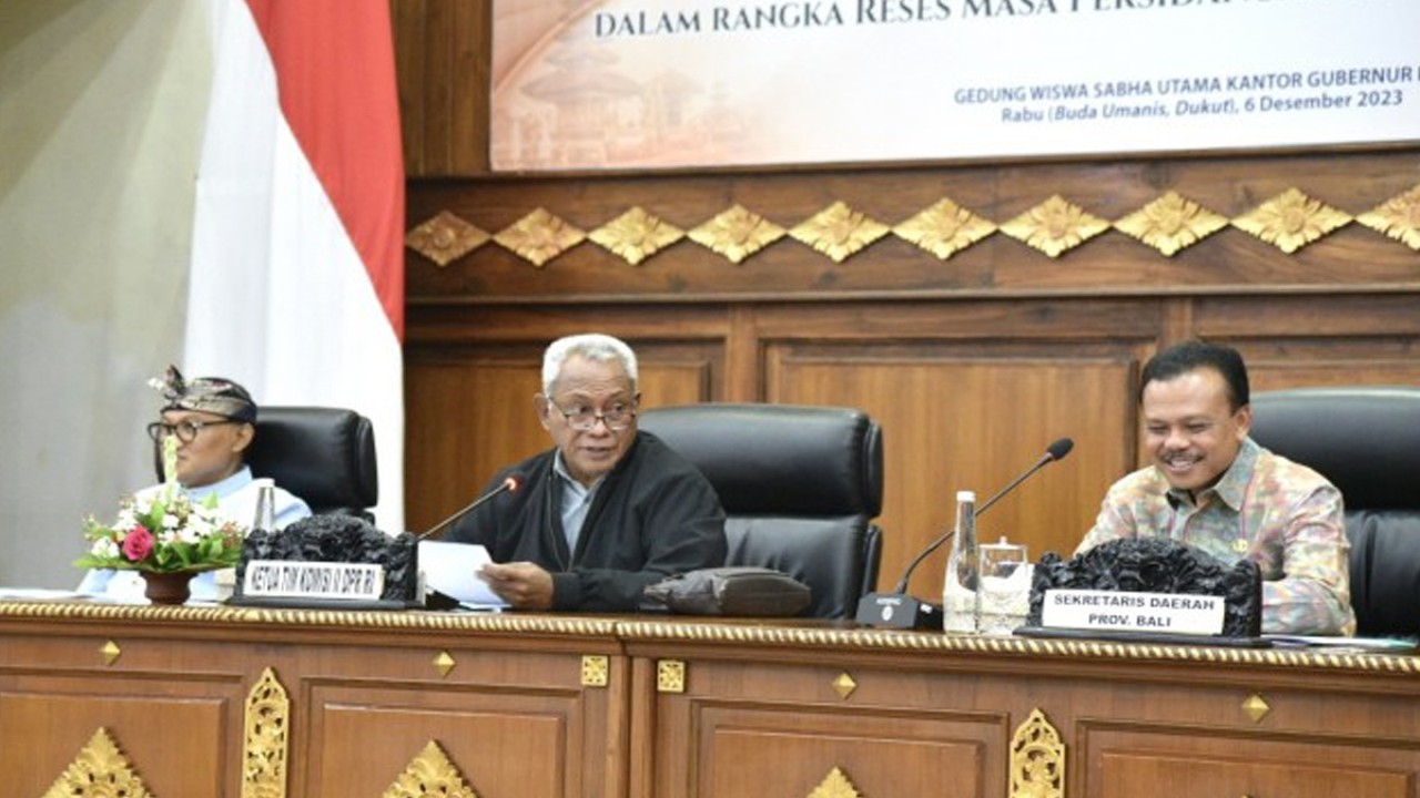 Anggota Komisi II DPR RI Komarudin Watubun saat memimpin pertemuan Kunjungan Kerja Reses Komisi II DPR RI ke provinsi Bali, Senin (6/12/2023). Foto: Tiara/nr