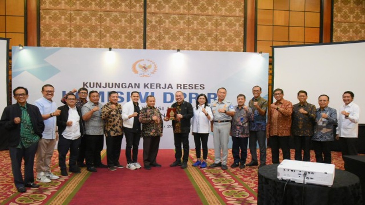 Anggota Komisi VI DPR RI La Tinro La Tunrung dalam foto bersama usai mengikuti kunjungan kerja reses Komisi VI di Surabaya, Jawa Timur, Rabu (6/12/2023). Foto: Chasbi/nr