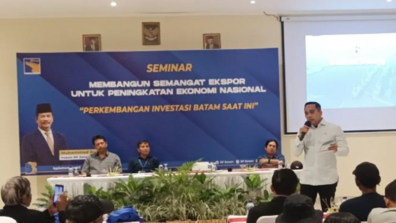 Anggota Komisi VI DPR RI Putu Supadma Rudana saat menjadi pembicara dalam kegiatan Seminar ‘Business Gathering Dalam Negeri’ dengan tema “Membangun Semangat Ekspor Untuk Peningkatan Ekonomi Nasional”, Selasa (28/11/2023). Foto: Ist/nr