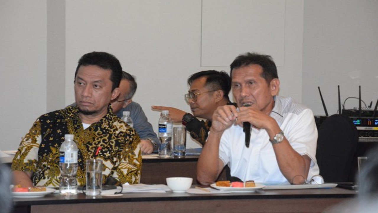 Anggota Komisi VII DPR RI Asman Abnur (kanan) saat mengikuti pertemuan Kunjungan Kerja Reses Komisi VII DPR RI ke Batam, Kepulauan Riau, Rabu (6/12/2023). Foto: Ayu/nr