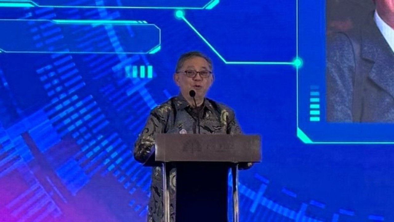 Ketua Umum Asosiasi Pendidikan Tinggi Informatika dan Komputer (APTIKOM) Prof. Dr. rer. nat. Achmad Benny Mutiara, SSi, S.Kom memberikan pidato pada gelaran Top Digital Awards 2023, di Raffles Hotel, Jakarta, Senin (4/12/2023). (ANTARA/Pamela Sakina)