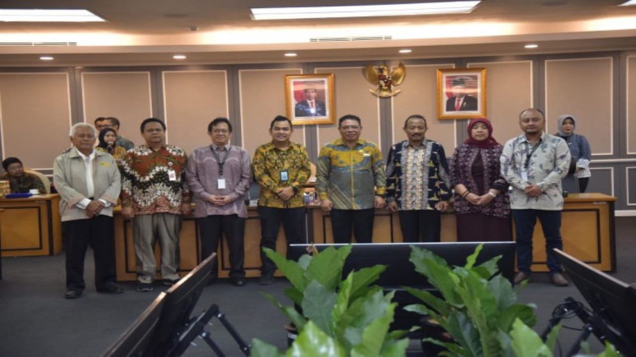 Plh. Kepala Pusat Analisis Anggaran dan Akuntabilitas Keuangan Negara Ari Mulianta Ginting dalam foto bersama usai mengikuti seminar nasional dengan tema ‘Outlook Perpajakan 2024’ di Gedung Nusantara II, Senayan, Jakarta, Selasa (12/12/2023). Foto: Munchen/nr