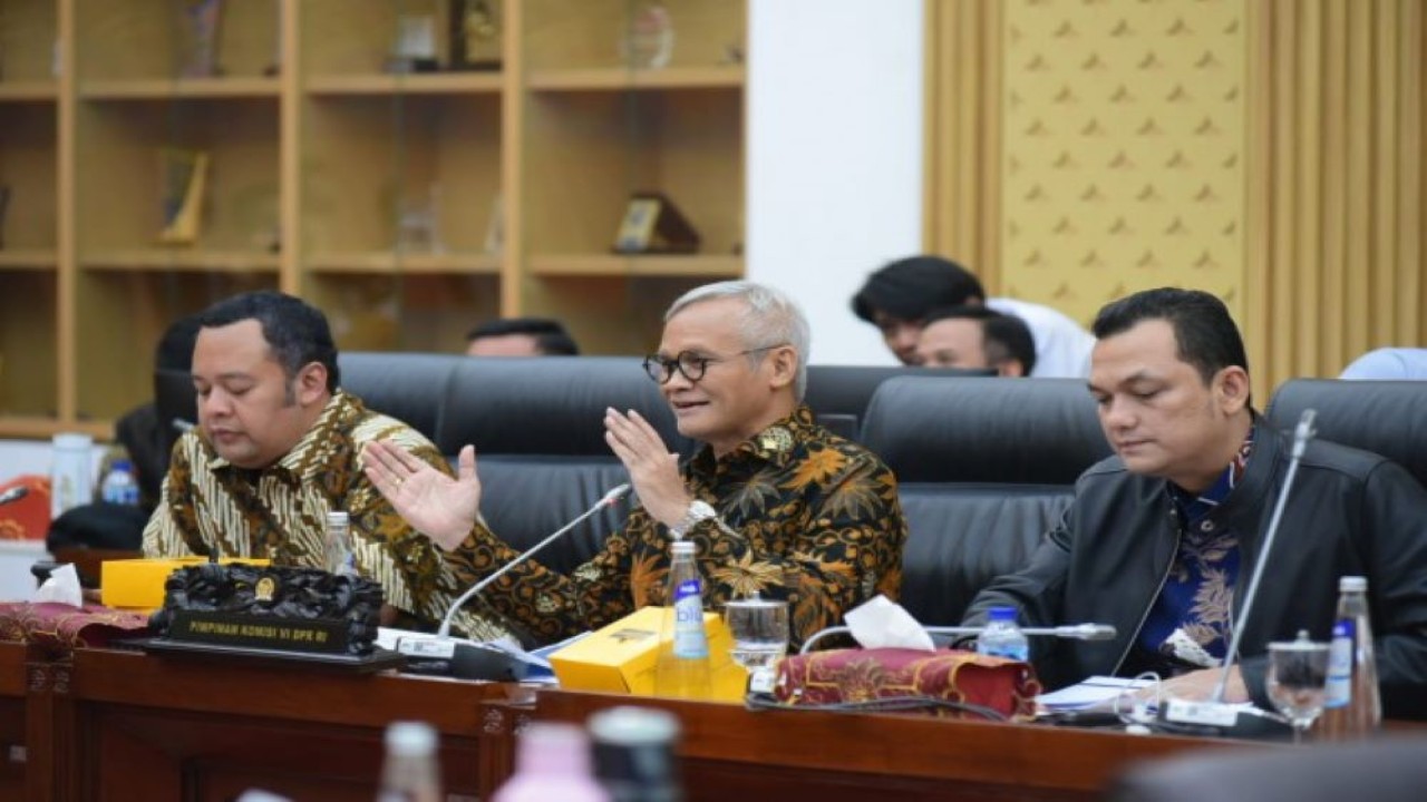 Wakil Ketua Komisi VI DPR RI Aria Bima saat rapat kerja dengan Menteri BUMN Erick Thohir. Dalam rapat tersebut dibahas evaluasi pelaksanaan kinerja Kementerian BUMN Tahun 2023 dan evaluasi capaian kinerja BUMN Tahun 2023 serta rencana aksi pembinaan BUMN Tahun 2024. di Gedung Nusantara I, Senayan, Jakarta, Senin (4/12/2023). Foto : Oji/Man