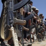 Arsip - Pasukan Houthi berbaris sambil memegang senjata api. (ANTARA/Anadolu)-1702442324