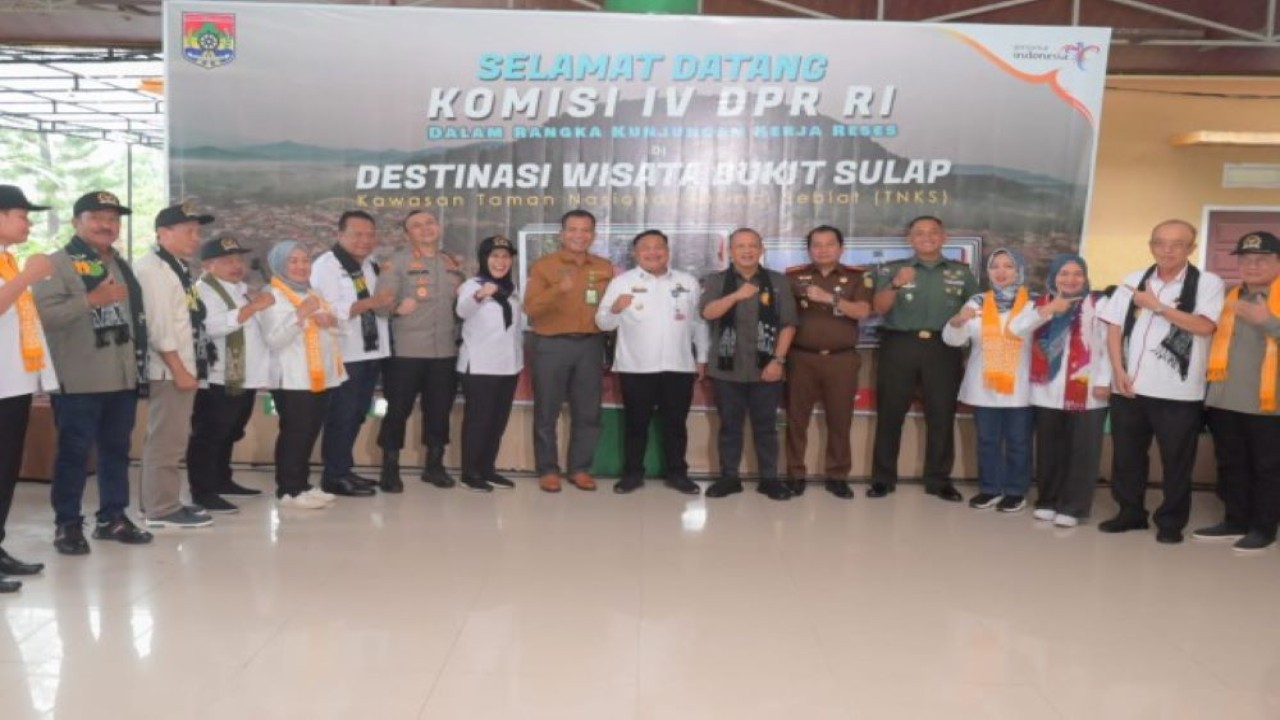 Wakil Ketua Komisi IV DPR Budhy Setiawan dalam foto bersama disela-sela memimpin Kunker Reses Komisi IV DPR RI mengunjungi destinasi Wisata Alam Bukit Sulap di Sumatera Selatan. Foto: Rizki/nr