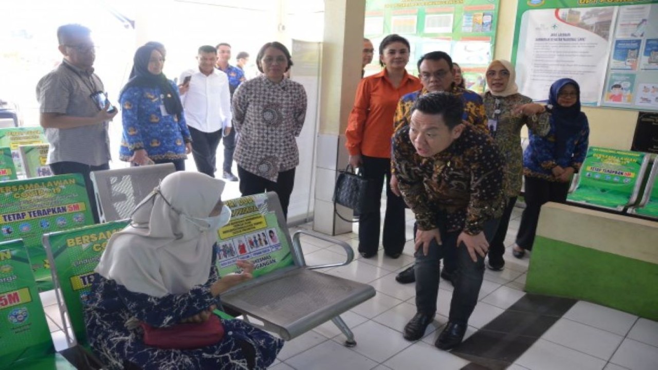 Wakil Ketua Komisi IX DPR RI Charles Honoris saat memimpin Kunsfik Komisi IX DPR RI di Aula Puskesmas Panunggangan, Tangerang, Banten, Rabu (29/11/2023). Foto : Puntho/Man