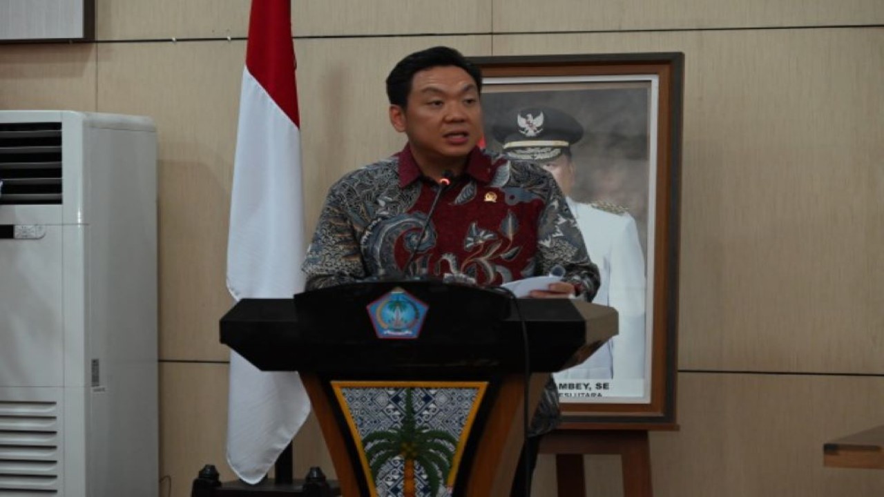 Wakil Ketua Komisi IX DPR RI Charles Honoris saat memimpin Rapat Kunjungan Kerja Masa Reses Komisi IX DPR RI di Kota Manado, Provinsi Sulawesi Utara, Jumat (8/12/2023). Foto: Anju/nr