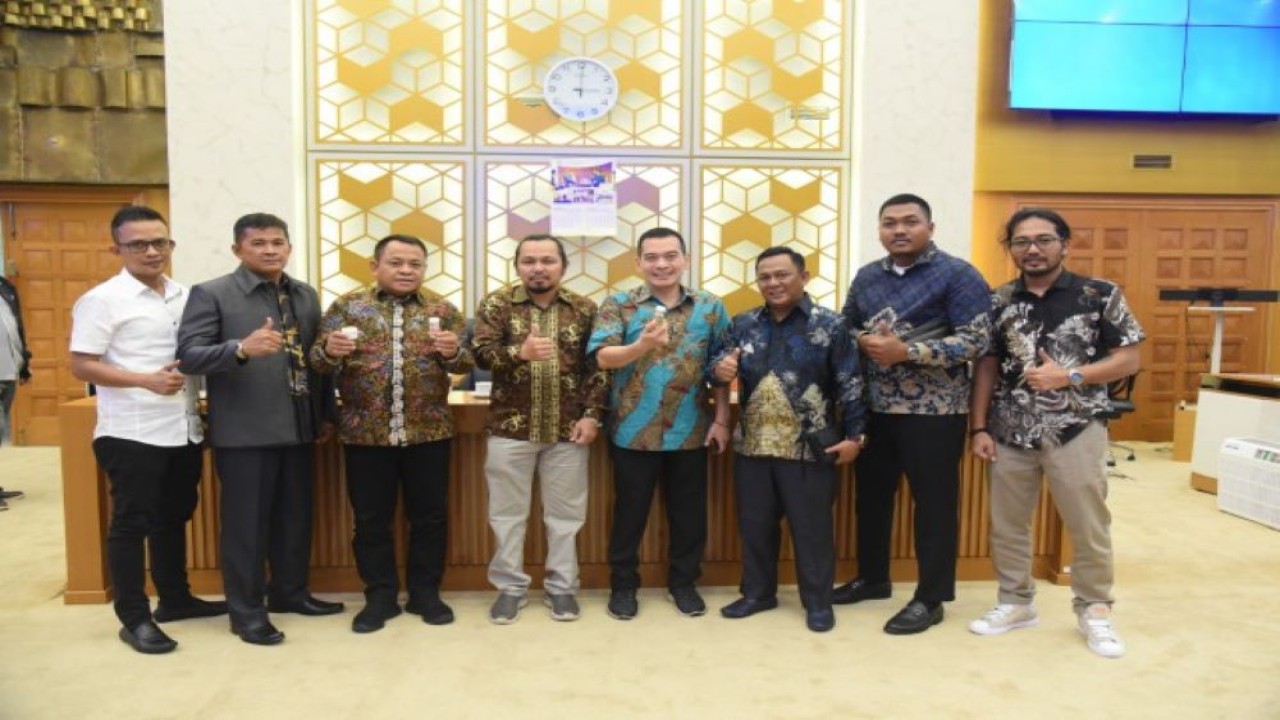 Anggota Komisi IV DPR RI Daniel Johan dalam foto bersama usai menerima audiensi dari Dewan Pimpinan Pusat Perkumpulan Pengusaha Kratom Indonesia di Gedung Nusantara, Senayan, Jakarta, Senin (4/12/2023). Foto: Arief/nr