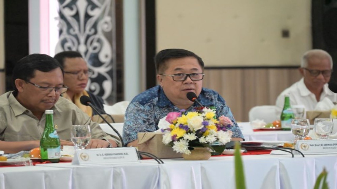 Anggota Komisi VI DPR RI Darmadi Durianto saat mengikuti pertemuan Kunjungan Kerja Komisi VI DPR ke Bandung, Jawa Barat, Rabu (6/12/2023). Foto: Saum/nr