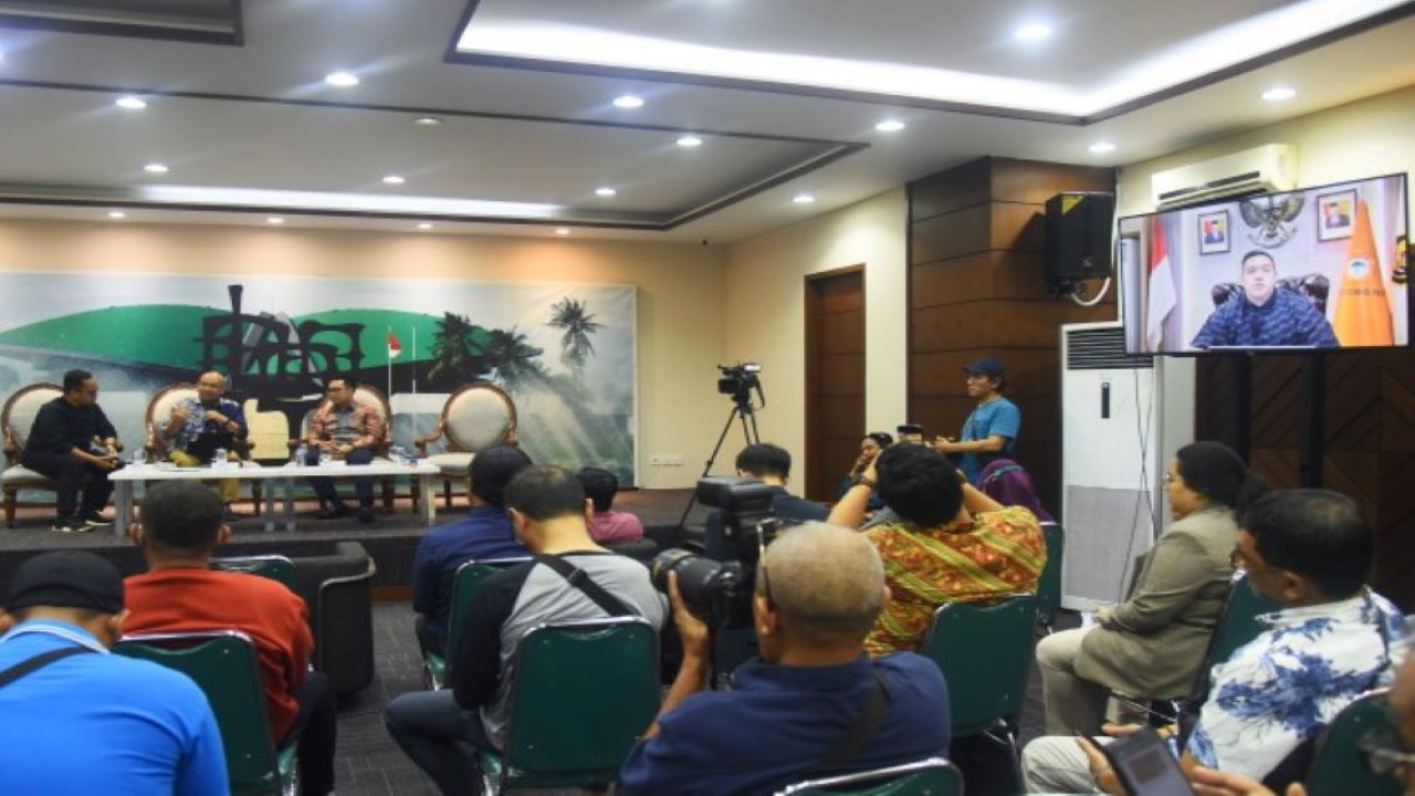 Anggota Komisi I DPR RI, Dave Laksono hadir secara daring sebagai salah satu Narasumber dalam Diskusi Forum Legislasi dengan tema ‘Revisi UU ITE Disahkan, Upaya Perkuat Sistem Keamanan Transaksi Elektronik’ di Media Center, Gedung Nusantara III DPR RI, Senayan, Jakarta, Selasa (12/12/2023). Foto : Runi/Man