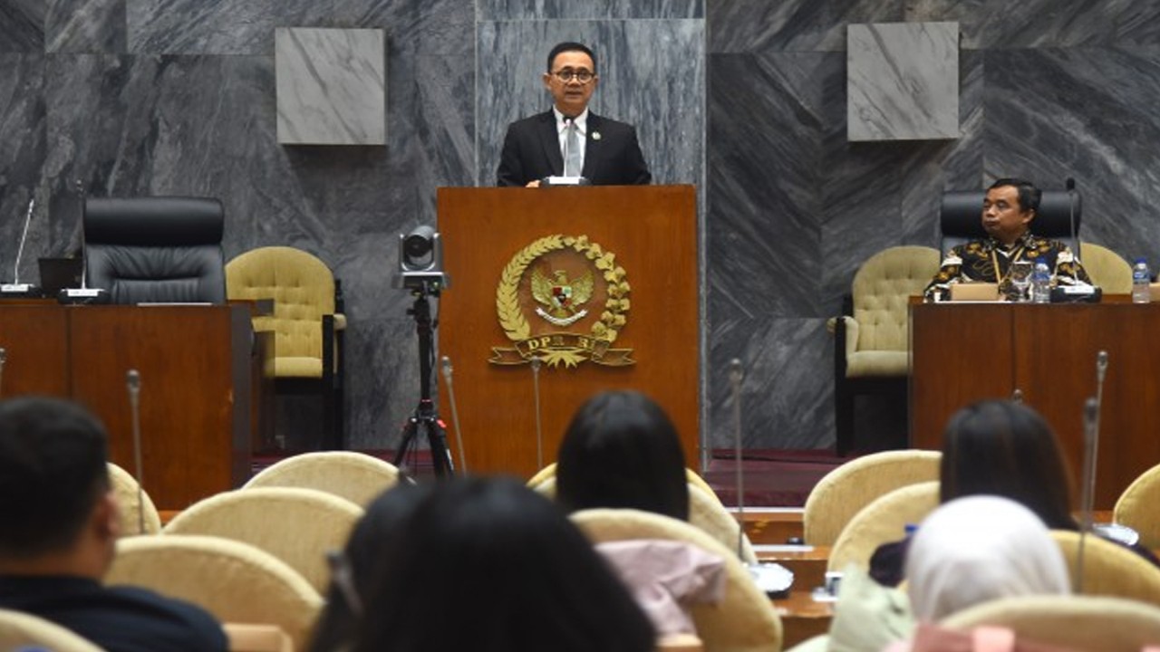 Deputi Bidang Administrasi Sekretariat Jenderal (Setjen) DPR RI Sumariyandono saat acara ‘Sosialisasi Pengelolaan Tenaga Sistem Pendukung SETJEN’ di Ruang KK II, Gedung Nusantara, Senayan, Jakarta, Selasa (5/12/2023). Foto : Runi/Man