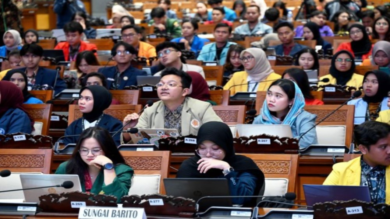 Para mahasiswa program kampus merdeka saat mengikuti simulasi Rapat Paripurna DPR RI di Ruang Rapat Paripurna, Jumat (1/12/2023). Foto: Mentari/nr