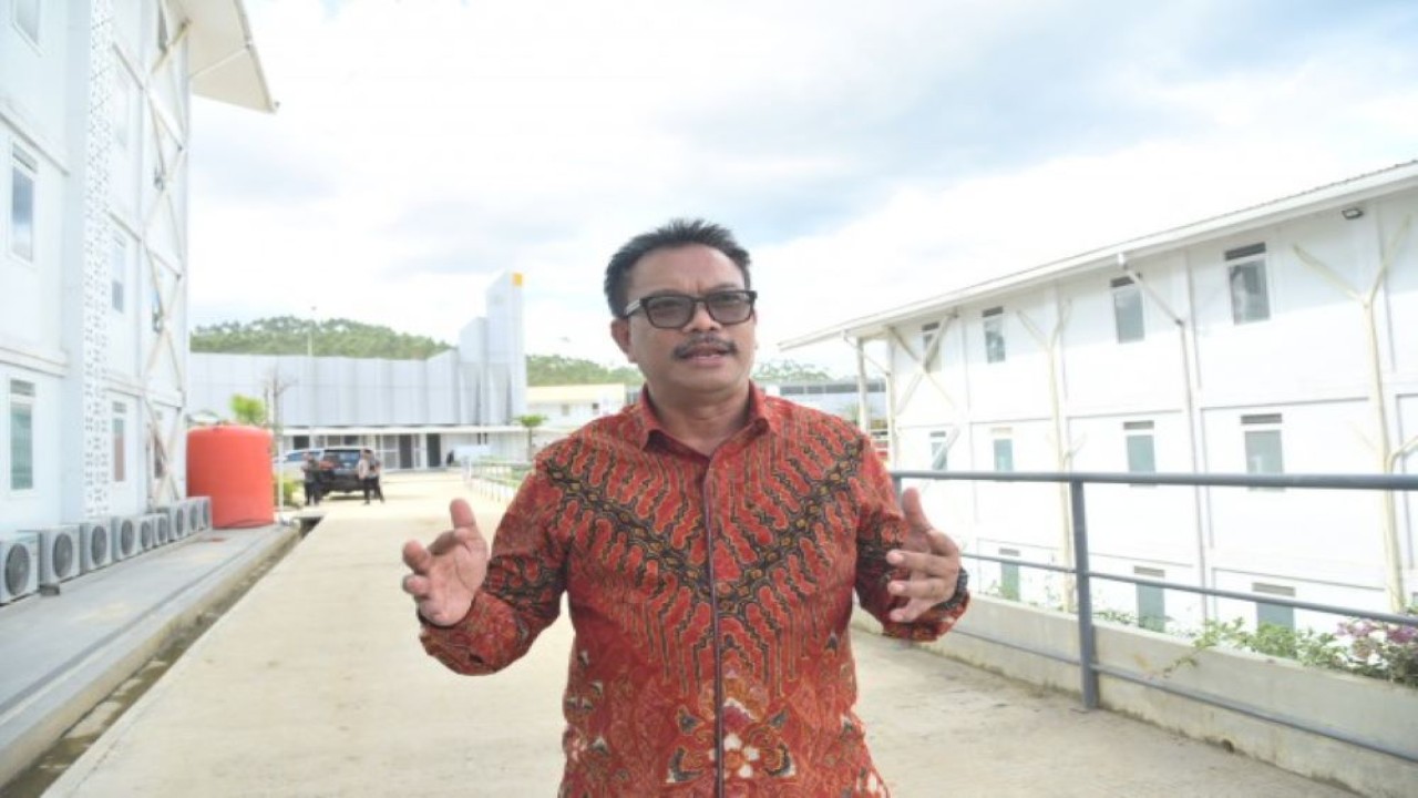 Anggota komisi IX DPR RI Edy Wuryanto saat diwawancarai Parlementaria usai mengikuti Kunjungan Kerja komisi IX DPR di IKN, Penajam Paser Utara, Kalimantan Timur, Jumat (8/12/2023). Foto: Arief/nr