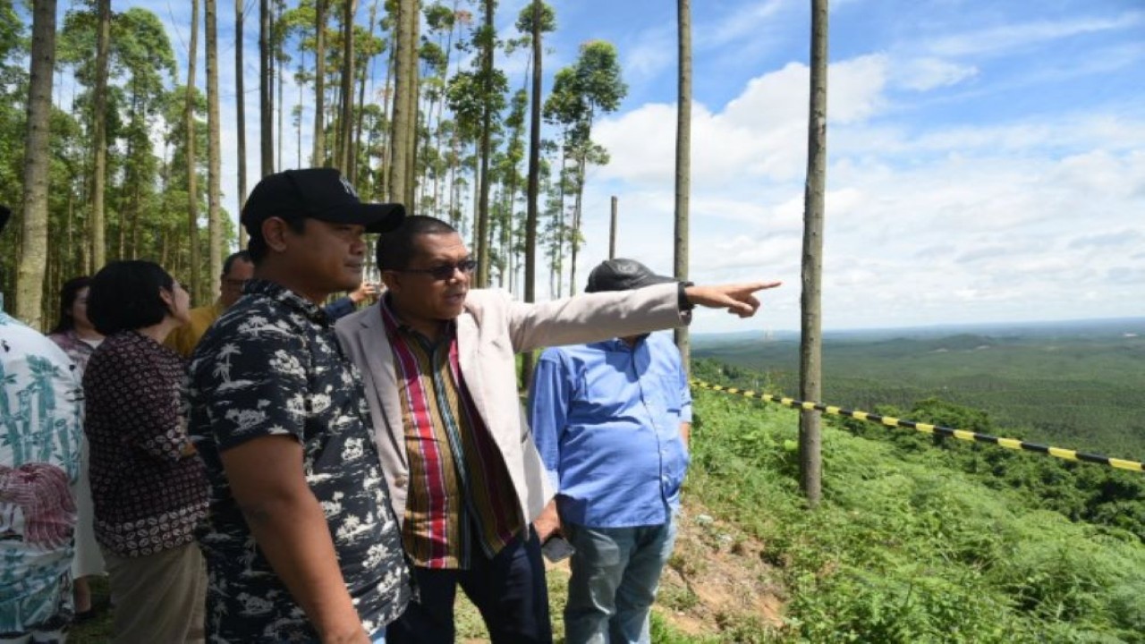 Wakil Ketua Komisi IX DPR RI Emanuel Melkiades Laka Lena bersama tim saat kunjungan kerja reses Komisi IX DPR RI ke IKN, Penajam Paser Utara, Kalimantan Timur, Jumat (8/12/2023). Foto: Arief/nr