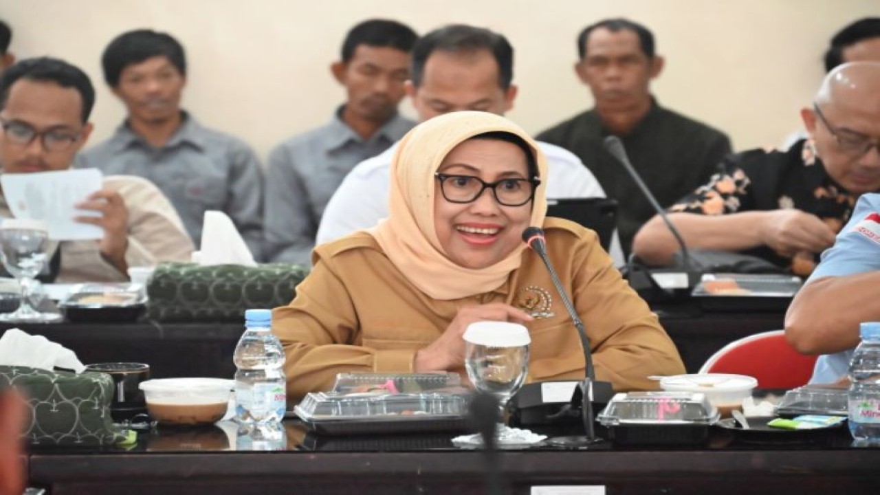 Anggota Komisi IV DPR RI Endang Setyawati Thohari saat melakukan Kunjungan Kerja Reses ke Balai Riset Perikanan Budidaya Air Payau dan Penyuluhan Perikanan di Kabupaten Maros, Sulawesi Selatan, Rabu (13/12/2023). Foto: Galuh/nr