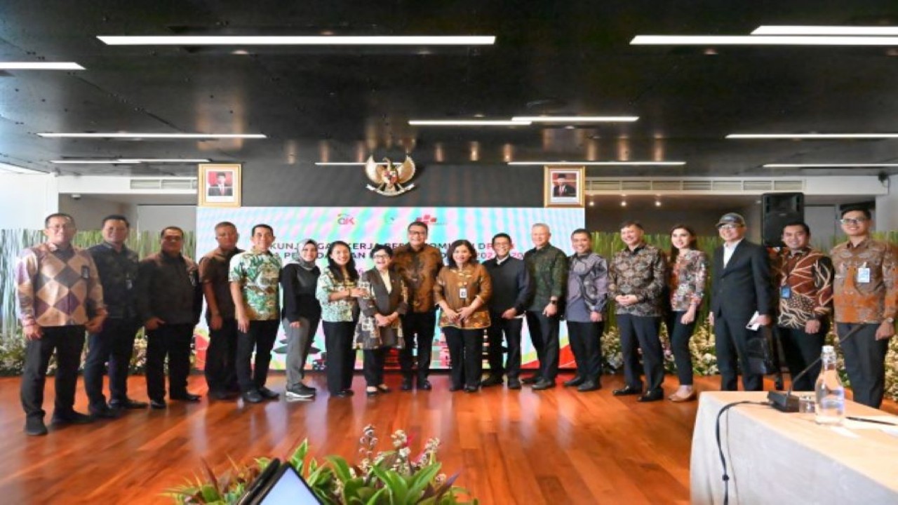 Ketua Tim Kunjungan Kerja Reses Komisi XI DPR RI, Eriko Sotarduga dalam foto bersama usai memimpin pertemuan kunjungan kerja Komisi XI di Kabupaten Tabanan, Bali, Rabu (6/12/2023). Foto: Hira/nr