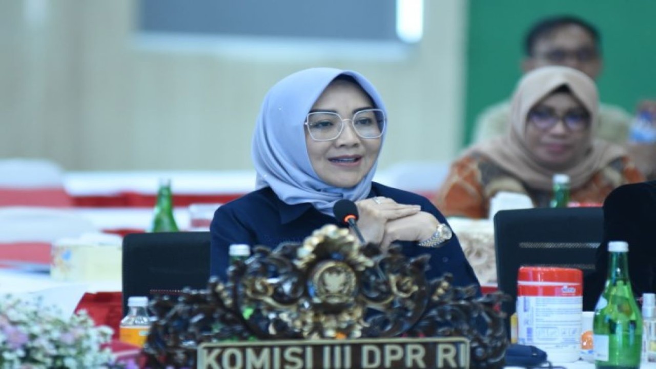 Anggota Komisi III DPR RI Eva Yuliana saat mengikuti pertemuan Tim Kunker Komisi III DPR mengunjungi Kanwil Kemenkumham Jateng di Semarang, Senin (11/12/2023). Foto: Jaka/nr