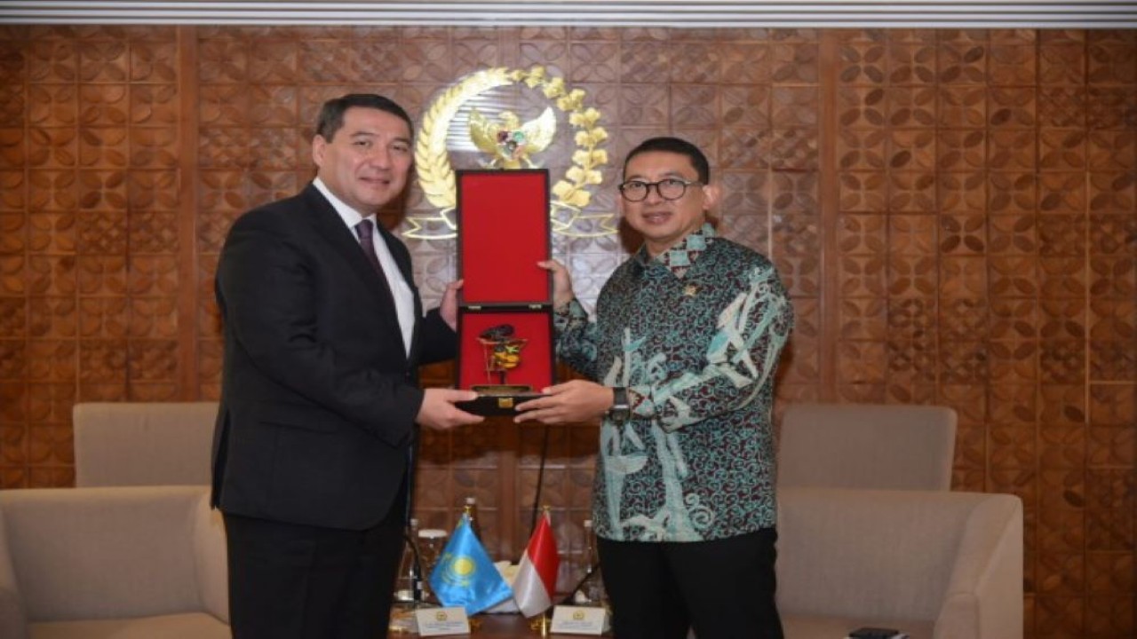 Ketua Badan Kerja Sama Antar-Parlemen (BKSAP) DPR RI Fadli Zon bertukar cinderamata dengan Duta Besar Republik Kazakhstan untuk Indonesia Serzhan Abdykarimov di Kompleks Parlemen, Jumat (01/12/2023). Foto : Oji/Man