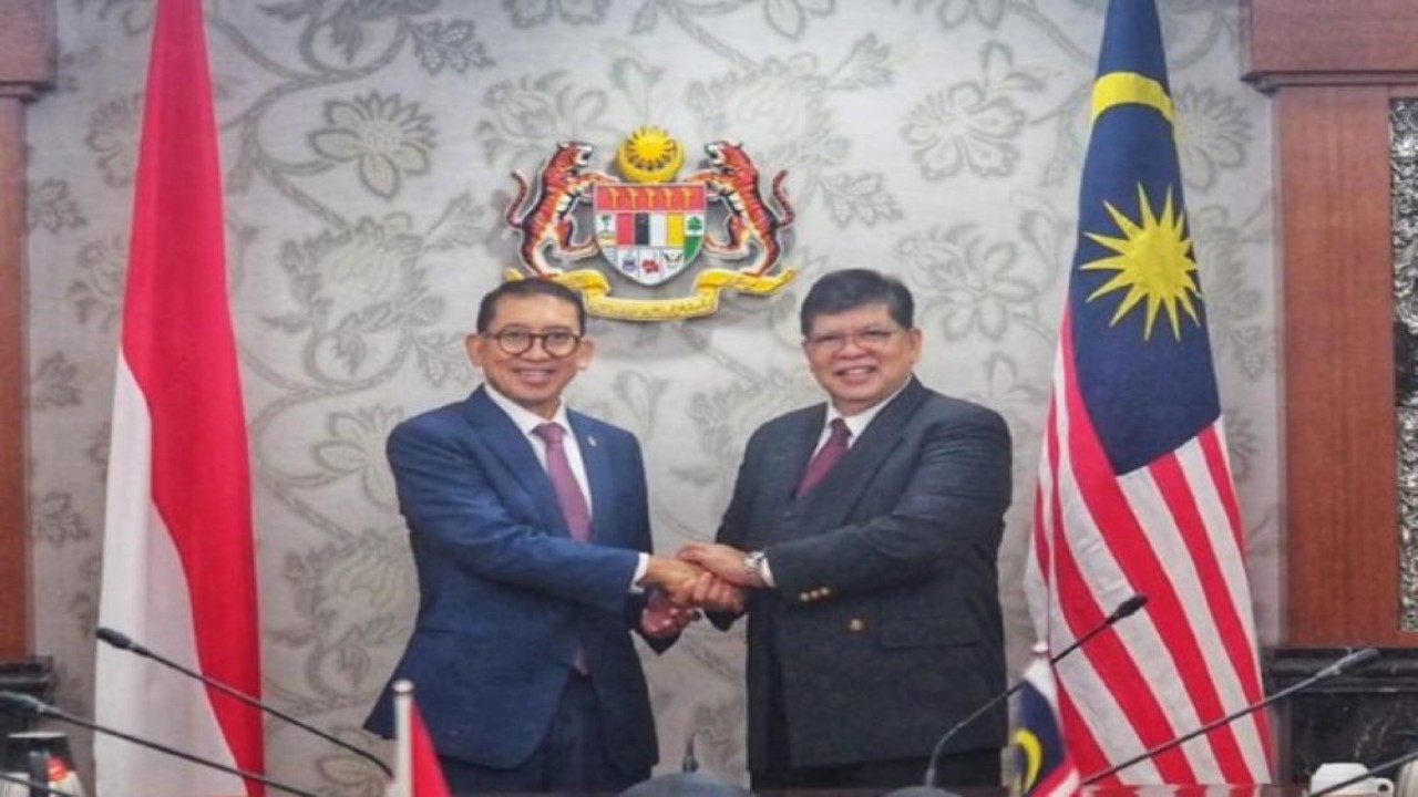 Ketua BKSAP DPR RI Fadli Zon (kiri) saat melakukan pertemuan bilateral dengan Ketua Parlimen Malaysia, Tan Sri Dato’ Johari Bin Abdul. Foto: Ist/nr