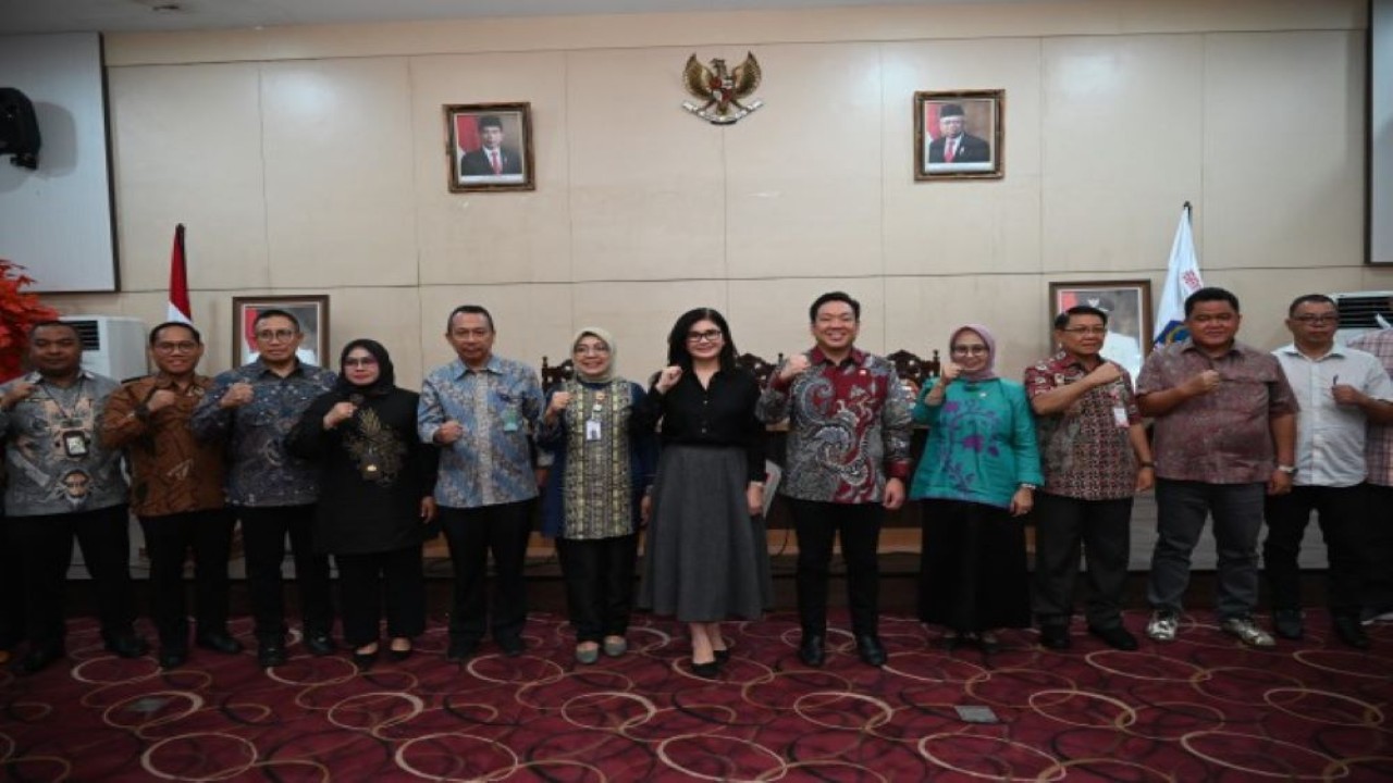 Ketua Komisi IX DPR RI Felly Estelita Runtuwene dalam foto bersama usai mengikuti Rapat Kunjungan Kerja Masa Reses Komisi IX DPR RI di Kota Manado, Provinsi Sulawesi Utara, Jumat (8/12/2023). Foto: Anju/nr