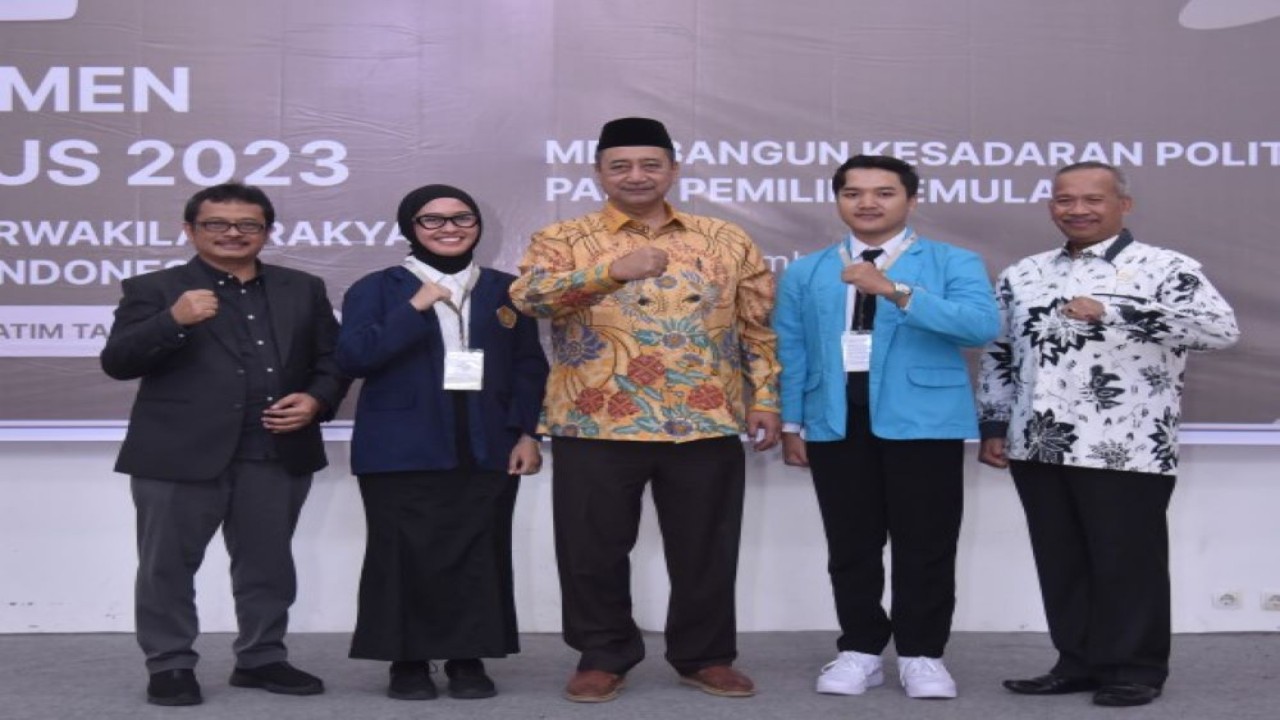 Anggota Komisi X DPR RI Ferdiansyah foto bersama usai mengisi program Parlemen Kampus 2023 yang di selenggarakan oleh Biro Humas dan Protokol Sekretariat Jenderal (Setjen) DPR RI di kampus STIA YPPT Priatim, Tasikmalaya, Senin (11/12/2023). Foto : Azka/Man