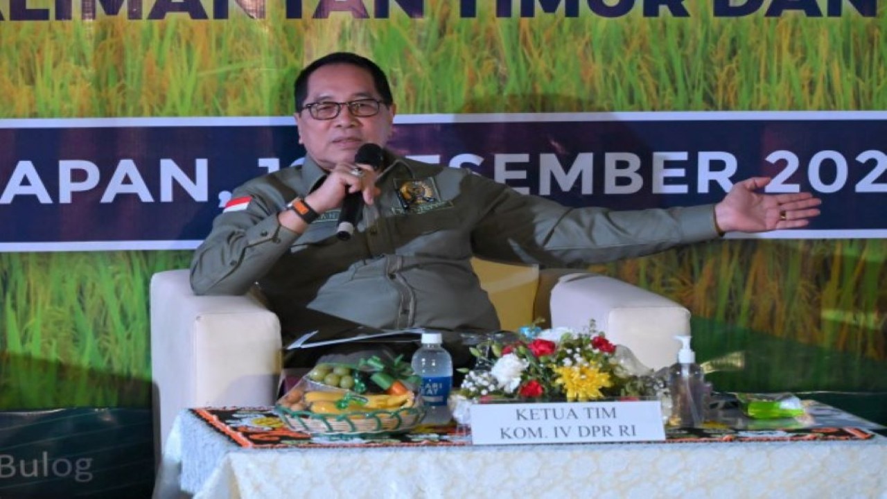 Anggota Komisi IV DPR RI Firman Soebagyo saat mengikuti pertemuan di sela-sela meninjau Gudang Bulog Divisi Regional Kaltim kunjungan Kerja Komisi IV DPR RI pada Selasa (12/12/2023). Foto: Ucha/nr