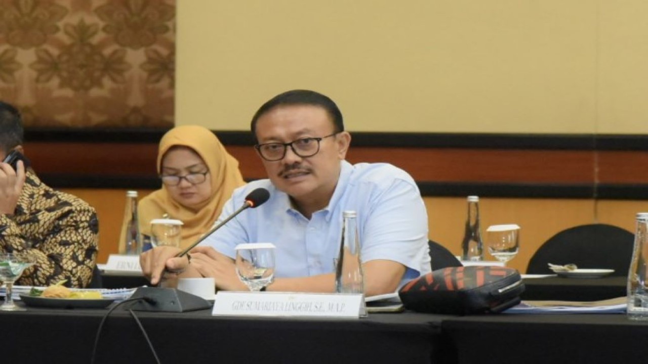 Anggota Komisi VI DPR RI Gde Sumarjaya Linggih saat mengikuti pertemuan kunjungan kerja reses Komisi VI DPR RI di Surabaya, Jawa Timur, Rabu (6/12/2023). Foto: Chasbi/nr