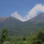 Gunung Api Lewotobi Perempuan dan Laki-laki di Flores Timur, NTT yang naik status dari Normal ke Waspada. (ANTARA/Dokumentasi Pribadi)-1702884032
