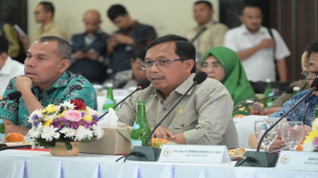 Anggota Komisi VI DPR RI Herman Khaeron saat mengikuti pertemuan agenda Kunjungan Kerja Komisi VI DPR ke Bandung, Jawa Barat, Rabu (6/12/2023). Foto: Saum/nr