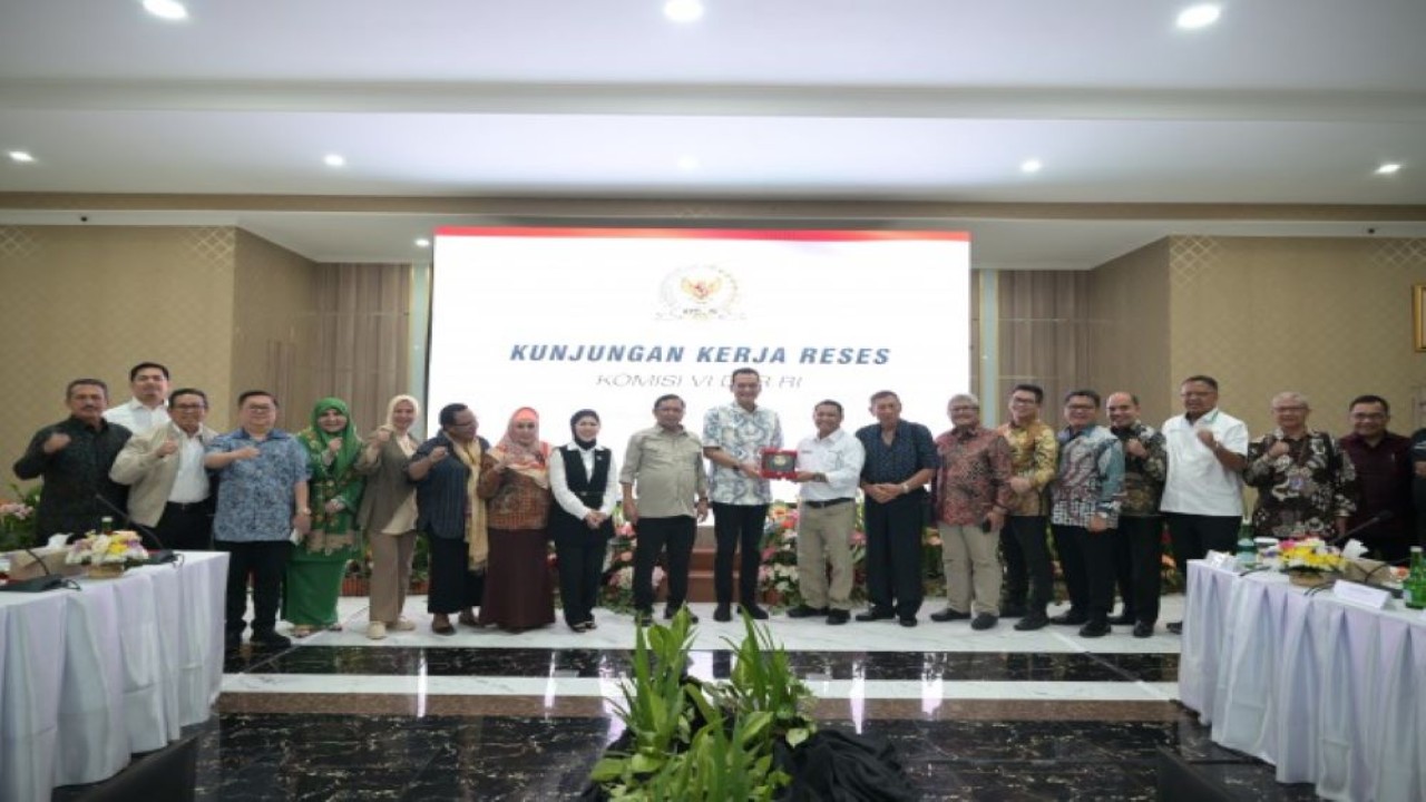 Anggota Komisi VI DPR RI Herman Khaeron dalam foto bersama usai mengikuti agenda Kunjungan Kerja Komisi VI DPR ke Bandung, Jawa Barat, Rabu (6/12/2023). Foto: Saum/nr