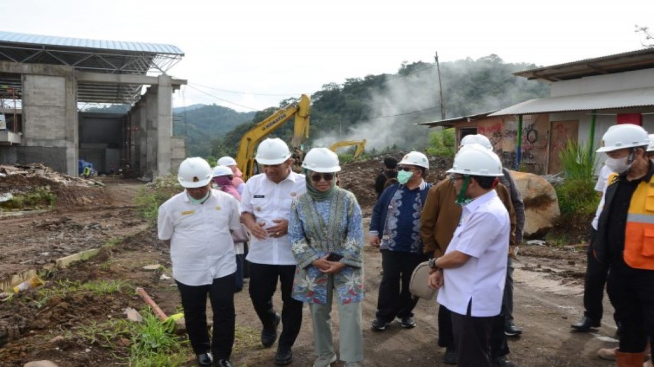 Wakil Ketua Komisi X DPR RI Hetifah Sjaifudian saat meninjau pembangunan pusat olahraga (sport center) di Padang Panjang, Sumatera Barat, Rabu (6/12/2023). Foto: Agung/nr