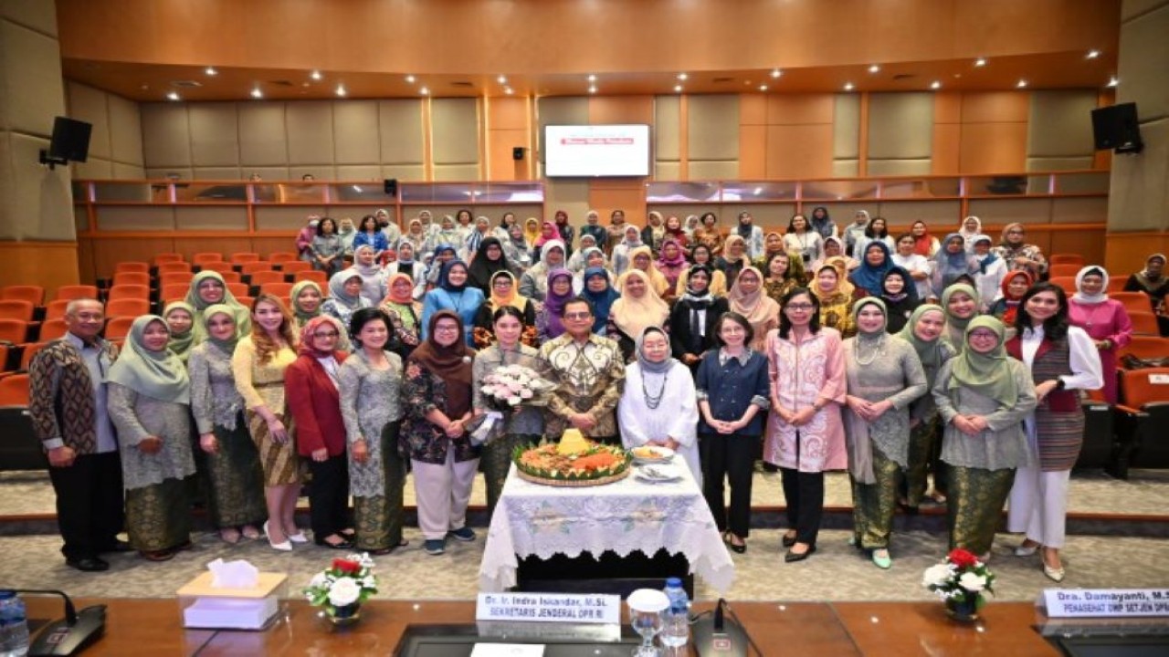 Sekretaris Jenderal (Sekjen) DPR RI Indra Iskandar dalam foto bersama pada acara peringatan Hari Ulang Tahun (HUT) ke-24 Dharma Wanita Persatuan (DWP) Sekretariat Jenderal DPR RI. Foto: Farhan/nr